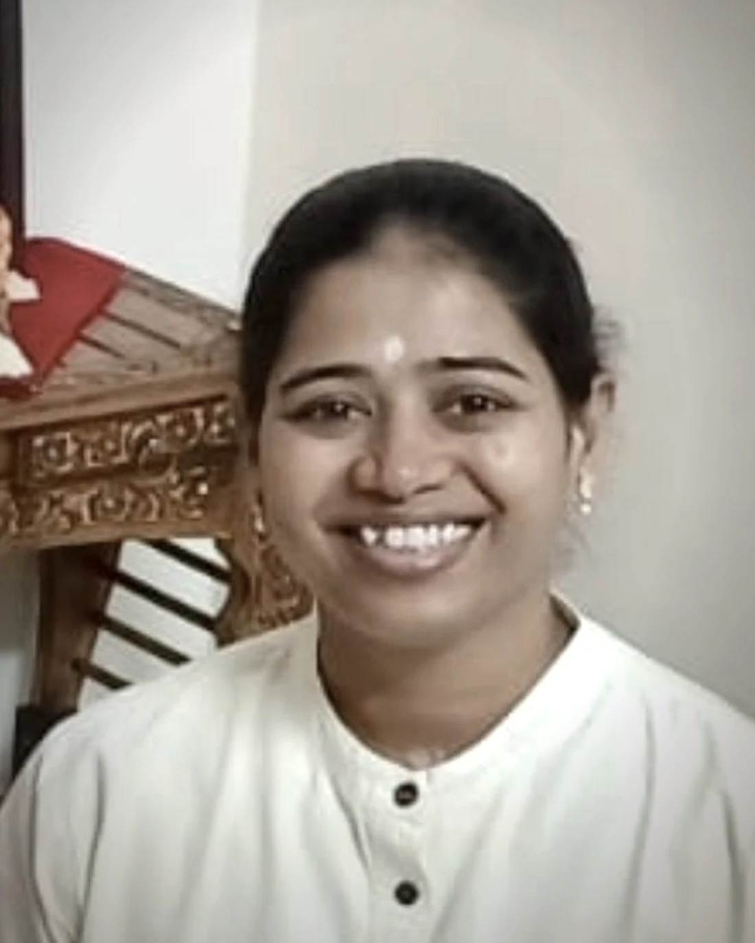 Portrait of Shirisha, Classical Hatha Yoga teacher at Trikonam.